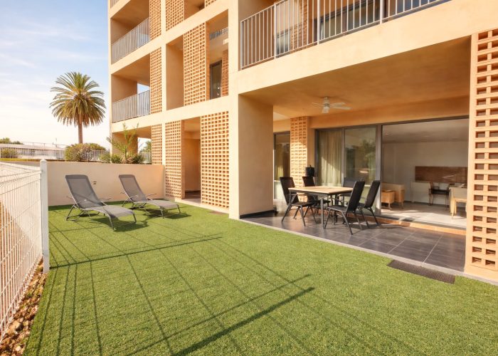 grote-tuin-appartement-flor-y-mar-ligstoelen